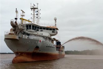 Dicen que el Gobierno no hizo los estudios de impacto ambiental previos a conceder el dragado de la Hidrovía