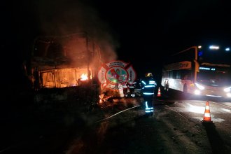 Ardió en llamas un colectivo en la autovía “Artigas” de la RN14