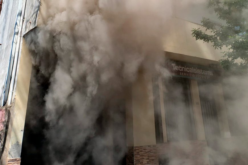 Así salía el humo por el portón de planta baja.