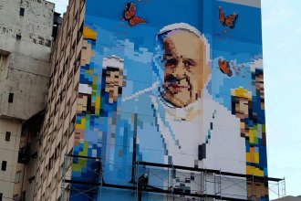 “Fe, trabajo y dignidad”: pintaron un mural del papa Francisco en un hotel de Colón