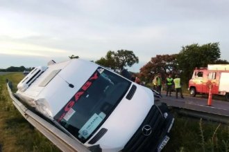 Combi con 15 personas a bordo se accidentó camino a ciudad turística de la costa del Uruguay