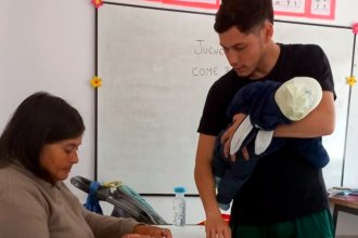 El docente que carga al hijo de su alumna: &ldquo;La única forma que tenía de continuar con el estudio era venir a con el bebé&rdquo;