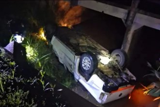 Despiste en la ruta 18: camioneta cayó bajo un puente y el conductor sufrió lesiones graves
