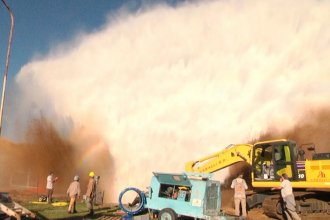 Caño de agua explotó mientras lo arreglaban: hay dos obreros heridos