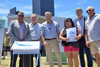 Frigerio participó de dos inauguraciones en Liebig y entregó un crédito para finalizar 72 viviendas en Colón