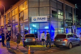 Mujer acompañada de sus tres hijas chocó y su auto terminó incrustado en la sede del PAMI. Fueron llevadas al Masvernat