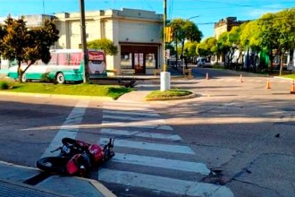 Mujer de 31 años murió tras chocar con su moto contra un colectivo