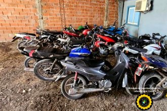 Varios allanamientos en el departamento Colón: secuestraron 16 motos, baterías y caños de escape