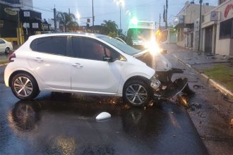 Murió un hombre en Boulevard San Lorenzo. Perdió el control del auto y chocó con una palmera