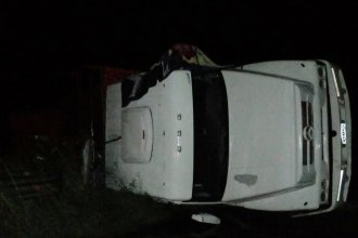 Camión cargado con cajones de sidra sufrió un desperfecto y volcó en la Ruta 14