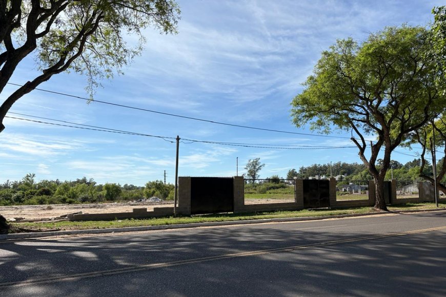 Avanza el cerramiento sobre el lote de Eva Perón.