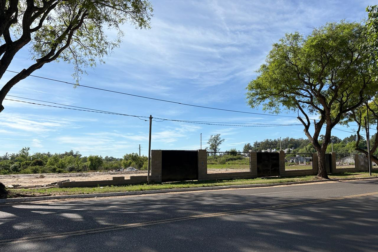 Avanza el cerramiento sobre el lote de Eva Perón.