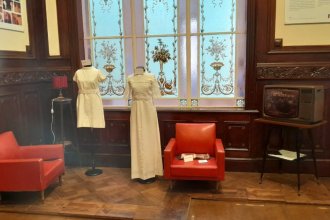 Entre telas y silencios: los vestidos que cuentan la historia de dos hermanas desaparecidas