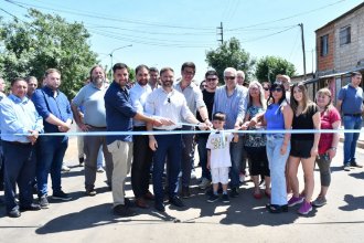 Azcué inauguró la repavimentación de una calle y remarcó que “se hizo con recursos municipales”