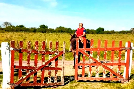 Se jubiló una cocinera que viajó durante 32 años a caballo para trabajar en comedor escolar
