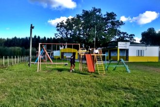 Entraron en la cocina de una escuela, comieron y luego rompieron todo