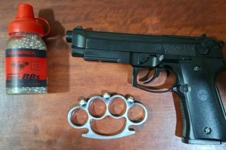 Demoraron a tres menores que portaban un arma de gas comprimido y una manopla metálica