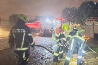 Bomberos frenaron el fuego y evitaron pérdidas mayores en un galpón con varios vehículos y maquinaria agrícola
