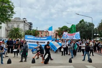 En reclamo por la continuidad de choferes de colectivos, UTA protestó frente a la Municipalidad de Paraná