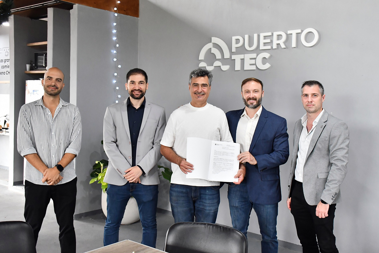 Briceño firmó el ingreso al Registro Municipal.