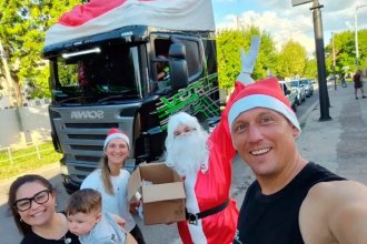 Un "Papá Noel motorizado" repartió más de mil regalos a pequeños de una ciudad entrerriana