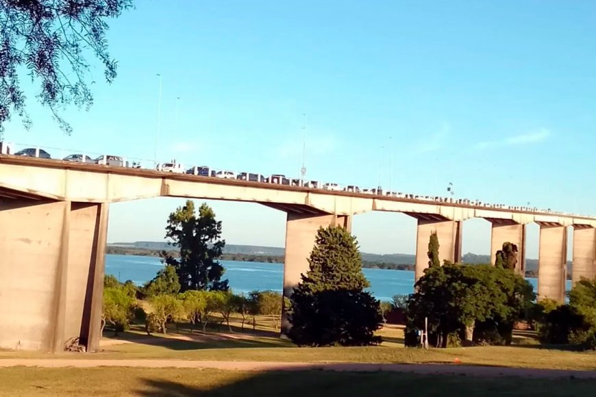 Largas filas sobre el puente internacional.