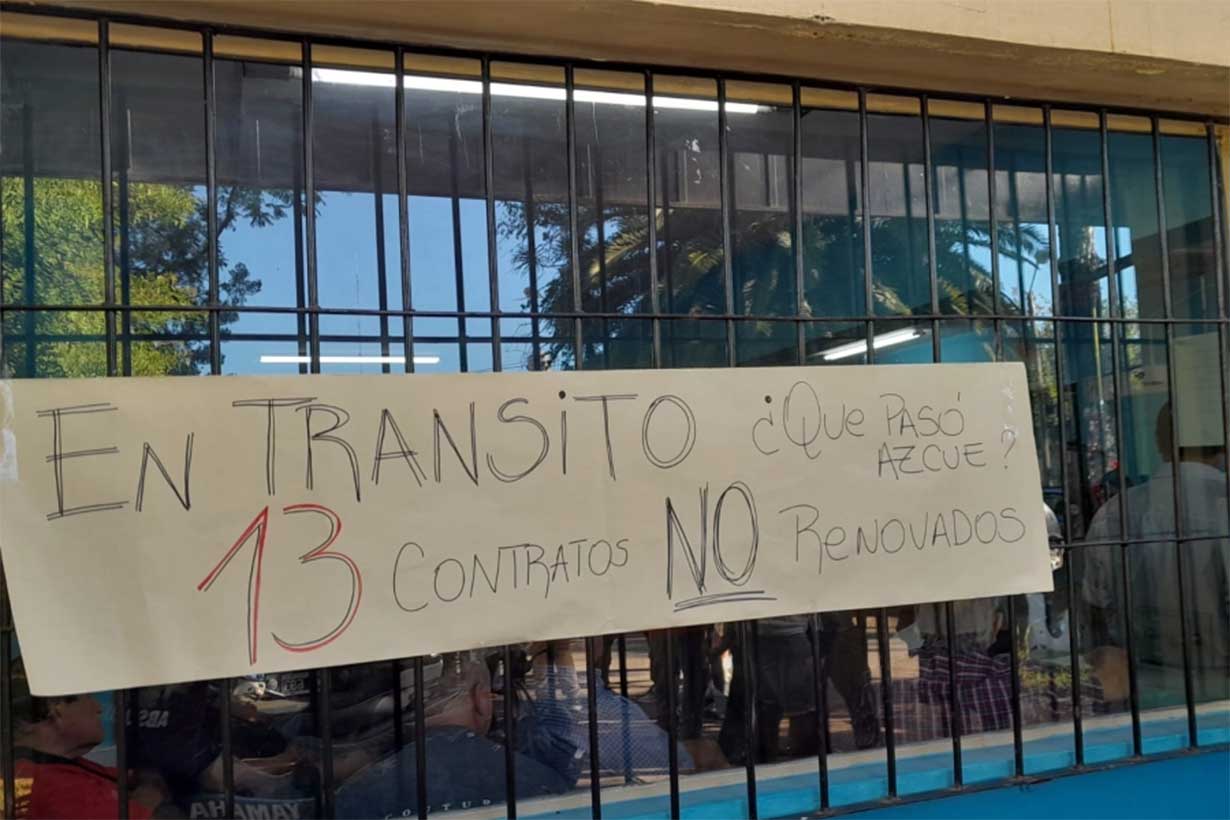 Malestar por los contratos caídos. Trabajadores municipales protestaron frente a la Central de Tránsito - Noticias - Elentrerios.com