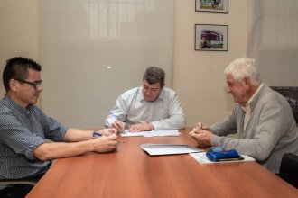 Firma de acta entre IAPV y empresa paranaense para la construcción de una veintena de viviendas sociales en Villa Elisa