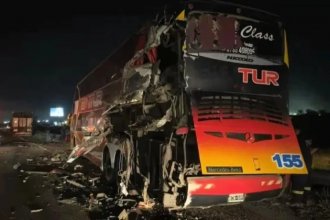 Dos heridos graves tras choque entre micro y camión con un entrerriano involucrado