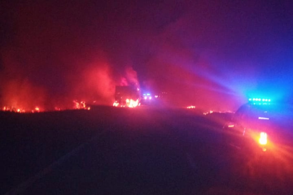 Dos incendios vehiculares en pocas horas: un camión tomó fuego y un auto terminó totalmente destruido - Noticias - Elentrerios.com