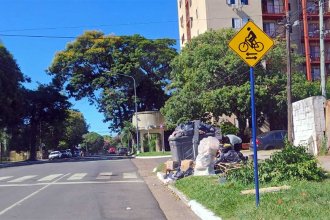 Malestar de vecinos por contenedores desbordados de basura y la presencia de recicladores hasta altas horas de la noche