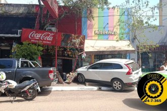 Quería estacionar pero se subió a la vereda y chocó contra un local en pleno centro de Colón. Una mujer sufrió heridas