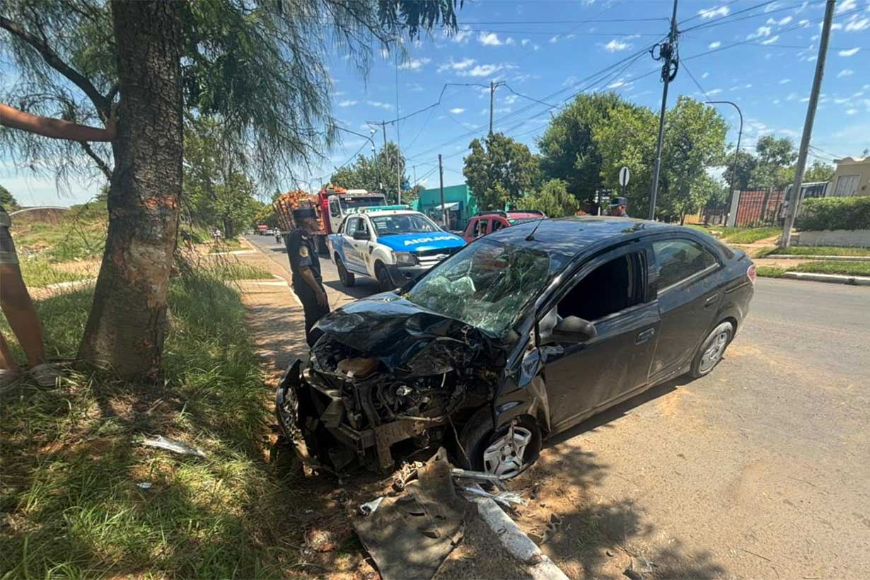 Perdió el control, cruzó de carril e impactó contra un árbol - Noticias - Elentrerios.com