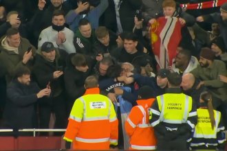 Abrazo entrerriano en Inglaterra: &ldquo;Licha&rdquo; Martínez emocionado con su padre tras épica victoria del Manchester