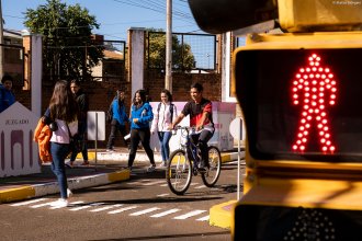 Milei eliminó la obligatoriedad de enseñar en las escuelas sobre Educación Vial y Violencia de Género