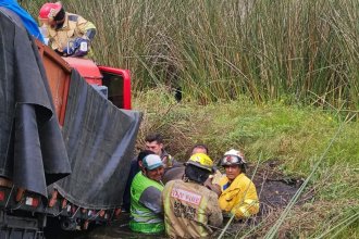 Impactante rescate en la ruta 12: choque de camiones dejó atrapado a uno de los conductores