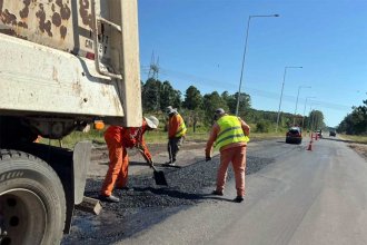 Comenzaron a tapar los pozos en la ruta de acceso a la Represa de Salto Grande