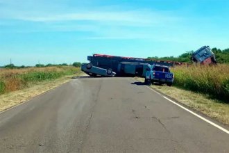 Volcó camión que transportaba diez autos 0 km. Iba por la ruta provincial 6 rumbo al complejo Victoria &ndash; Rosario