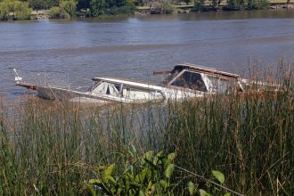 Hundimiento de un yate: municipio y Prefectura activaron operativo preventivo para proteger el ambiente