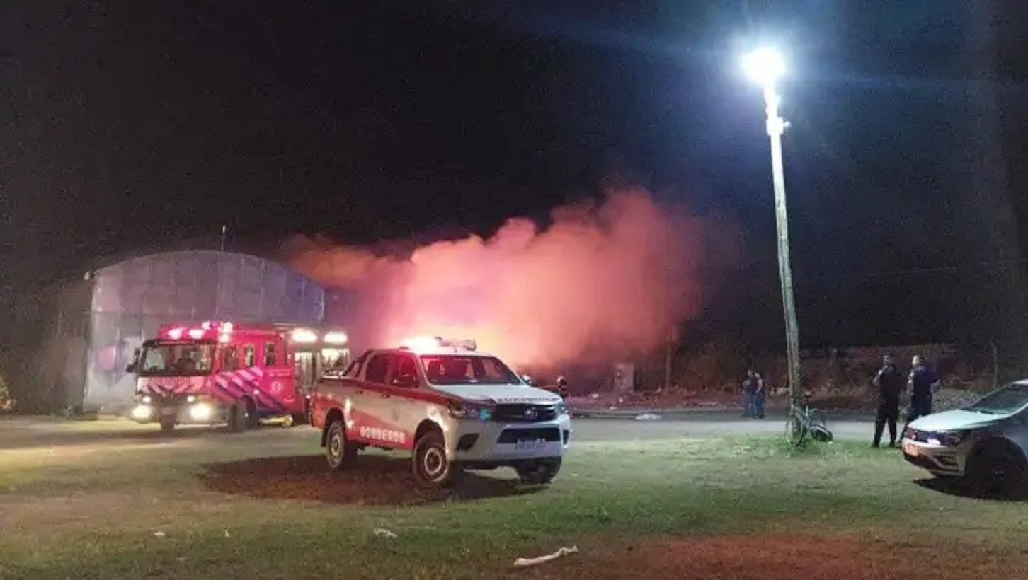 Voraz incendió destruyó por completo la planta de reciclaje de Urdinarrain - Noticias - Elentrerios.com