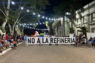 Se movilizaron por el centro contra el proyecto de la refinería. El reclamo llegó al corso