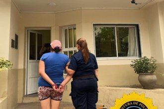 Mujer fue aprehendida tras agredir a su hija menor de edad y resistirse a la intervención de funcionarios