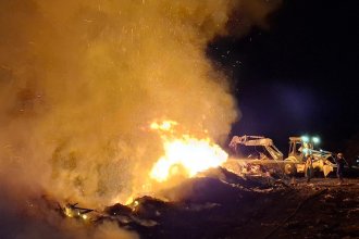 Trabajo sostenido de Bomberos para combatir un incendio en la zona del basural. Estiman que al mediodía estaría controlado