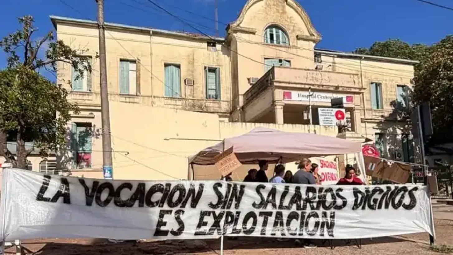 Hace 10 meses que no recibimos aumento. Enfermeros acampan frente a hospital entrerriano - Noticias - Elentrerios.com