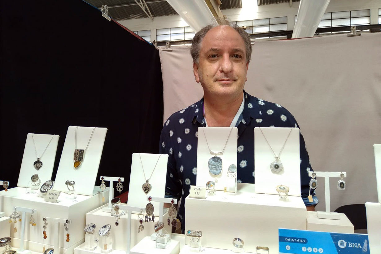 Orfebre en Colón: Gerardo Zelalia reside en CABA.