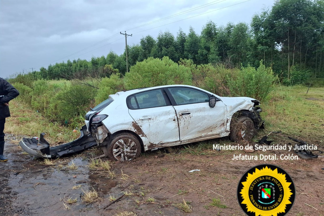 Perdió estabilidad y terminó despistando: toda la familia resultó con heridas - Noticias - Elentrerios.com