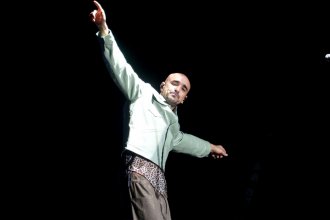 En su regreso a Colón, Abel Pintos desafió a la lluvia y se lució con un extenso repertorio