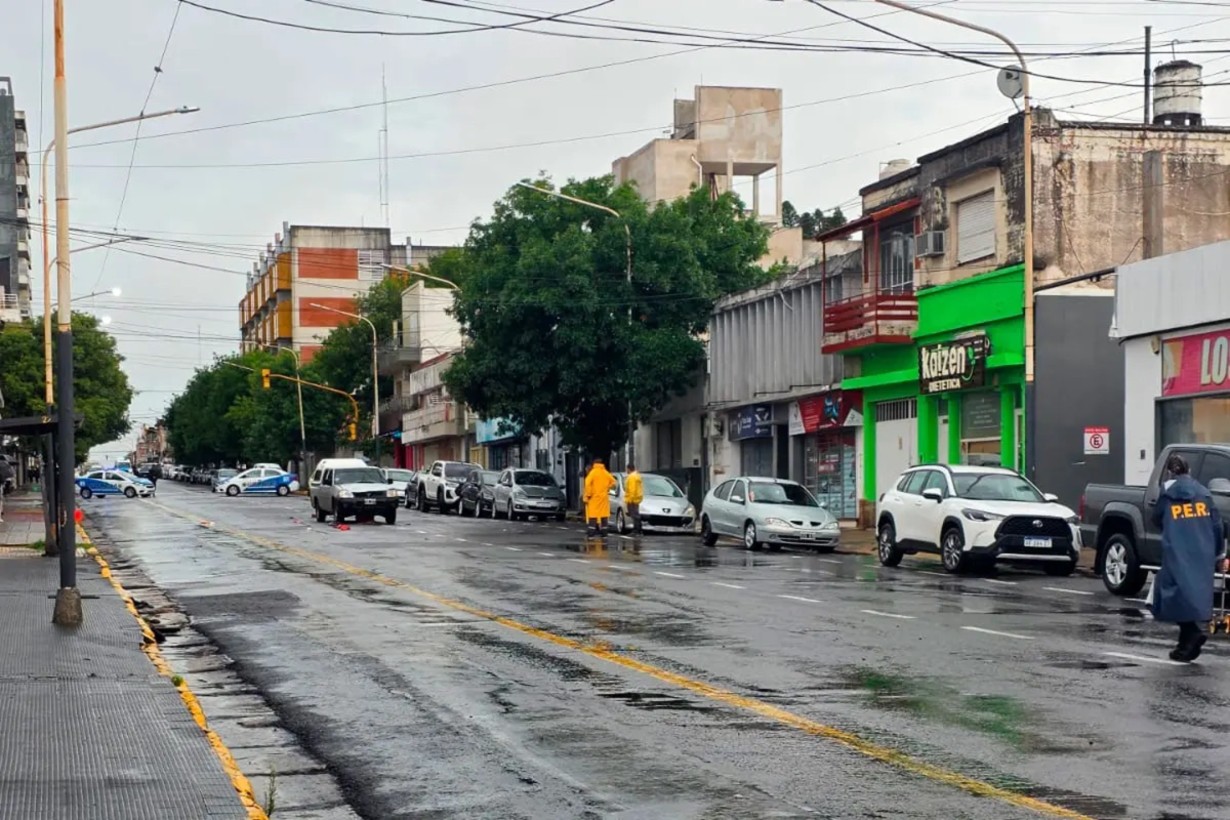Dos operarios fueron atropellados mientras realizaban tareas en la calle - Noticias - Elentrerios.com
