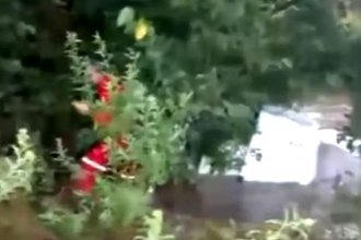 Un hombre murió luego de que su auto fuera arrastrado hacia un arroyo