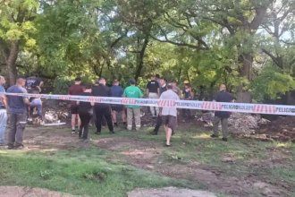 Hallaron sin vida a la mujer que cayó en un arroyo por el fuerte temporal. Continúa la búsqueda de su hija
